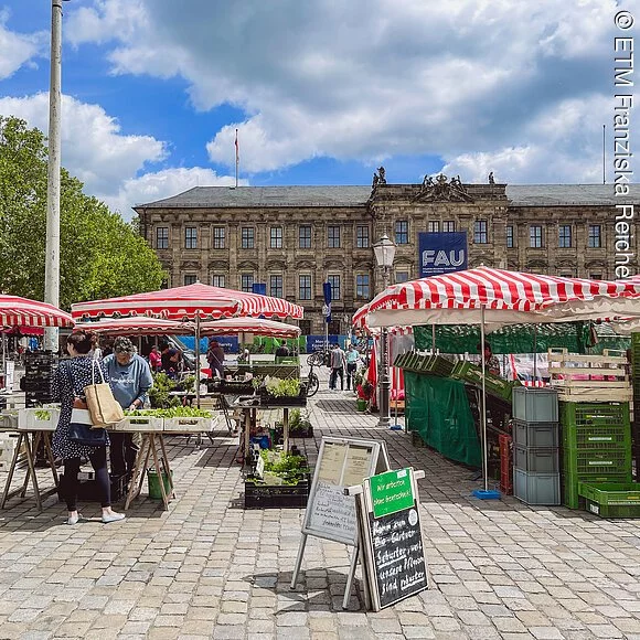 Erlanger Wochenmarkt Blick auf den Erlanger Wochenmarkt
