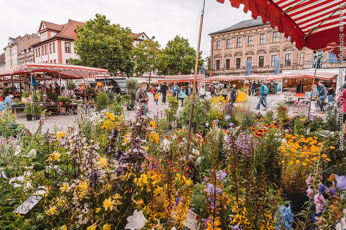 Erlanger Wochenmarkt Der Erlanger Wochenmarkt findet immer von Montag bis Samstag in Erlangen am Markt- und Schlossplatz statt.