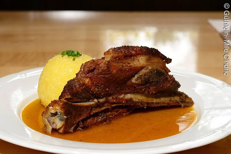 Gasthof Güthlein Schäuferle mit Kloß im Gasthof Güthlein Zur Einkehr in Erlangen-Büchenbach.