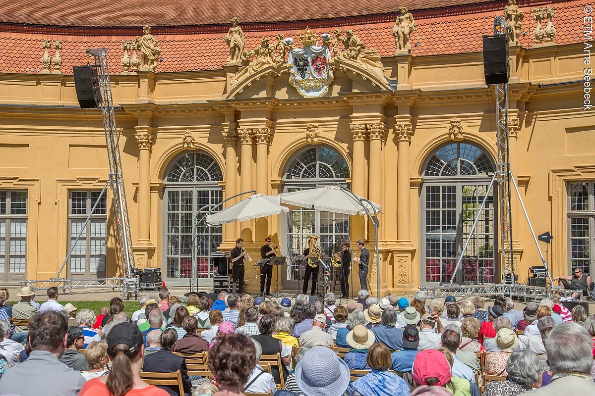 Erlanger Schlossgartenkonzerte Menschen vor der Bühne bei den Erlanger Schlossgartenkonzerten