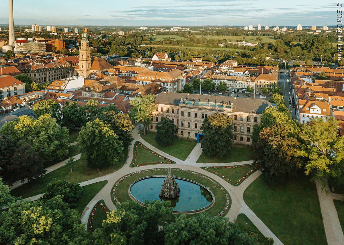 Drohne über Orangerie und Schloss Drohne über der Erlanger Orangerie und Schloss