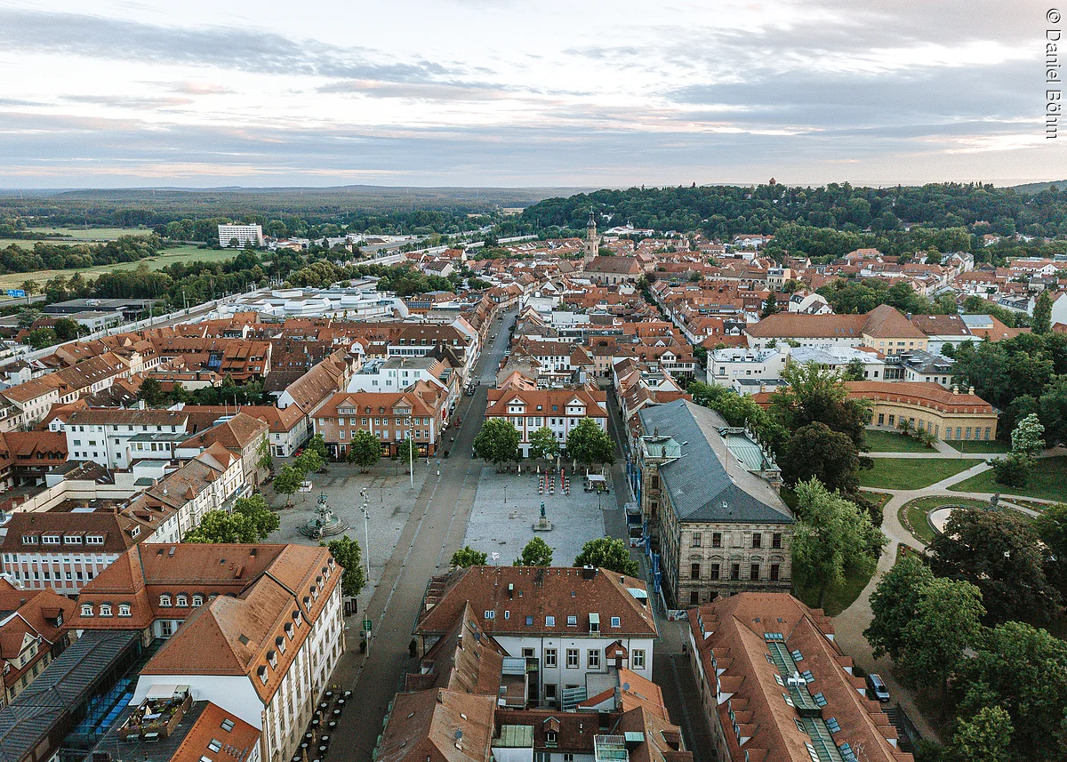 Blick auf die barocke Planstadt Erlangen mit Schloss- und Marktplatz Blick auf die barocke Planstadt Erlangen mit Schloss- und Marktplatz