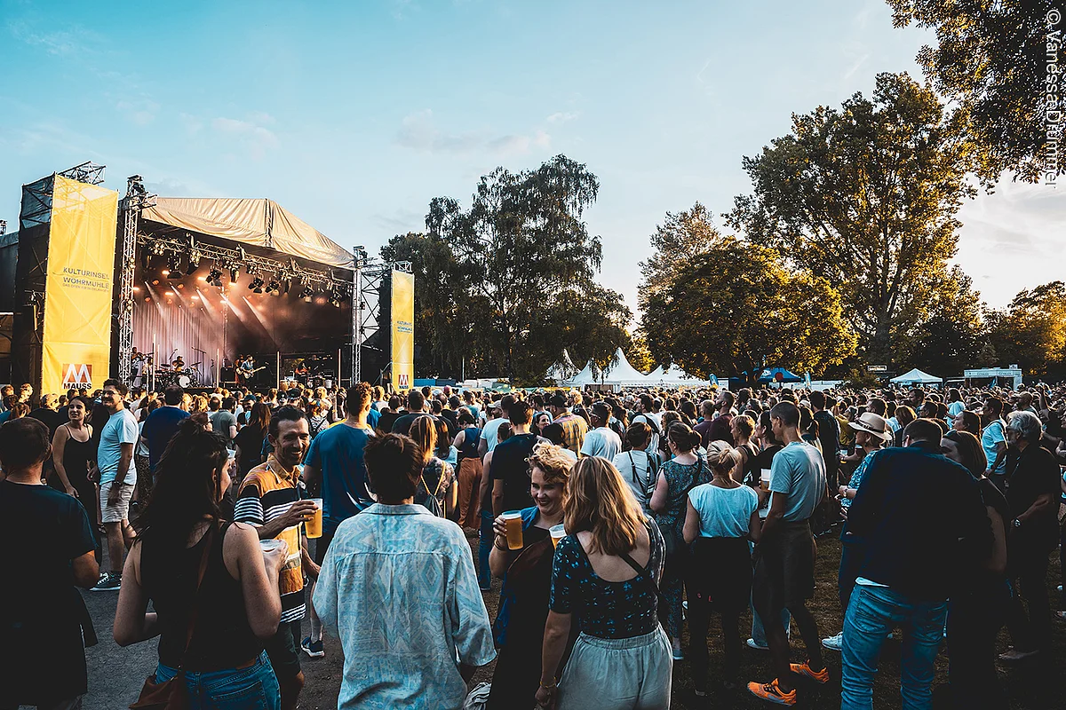 Kulturinsel Wöhrmühle Menschen stehen vor der Bühne beim Wöhrmühlenfestival