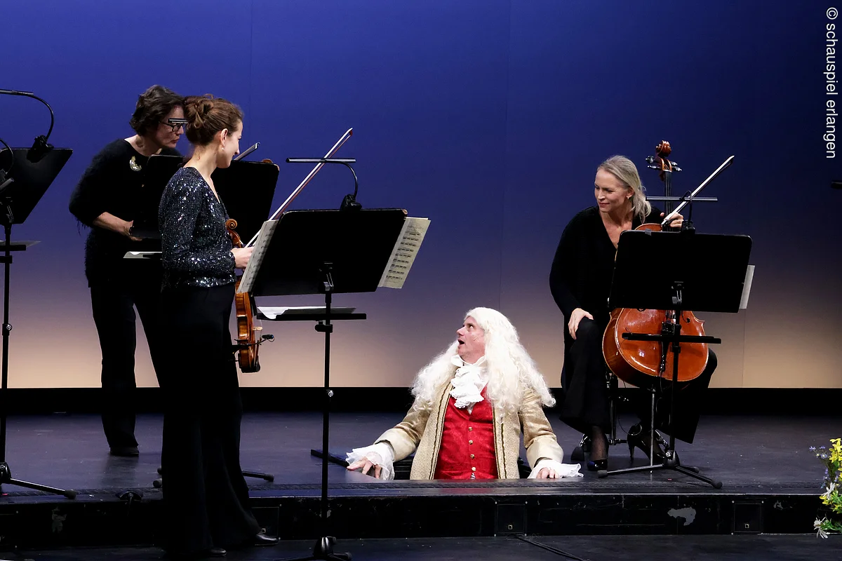 Die vier Jahreszeiten - Markgrafentheater Menschen auf der Bühne bei einem musikalischen Stück