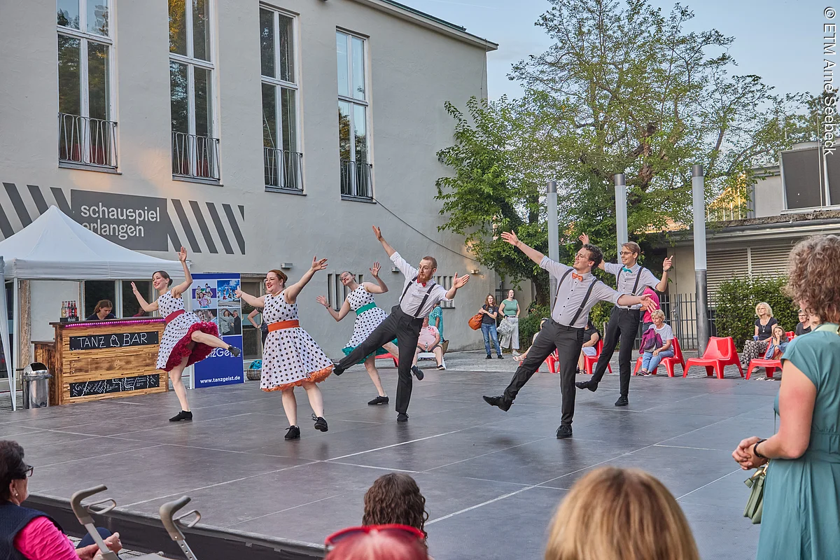Erlangen tanzt Menschen tanzen bei der Aktion Erlangen tanzt