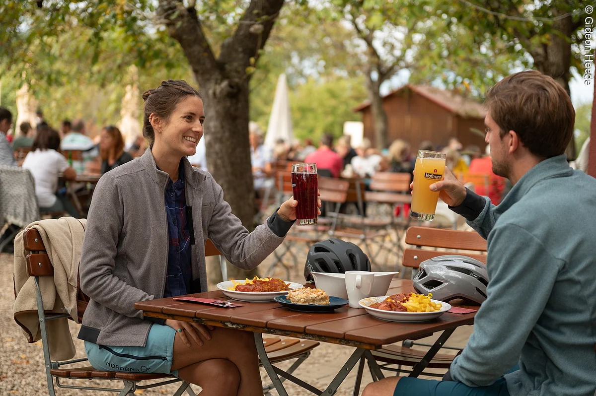 Einkehren in einem fränkischen Bierkeller Einkehren in einem fränkischen Bierkeller